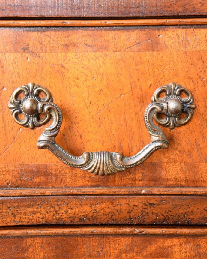 アンティークのチェスト　アンティーク家具　チェスト　アンティークらしい取っ手アンティーク家具は取っ手のデザインまで、なんだか高級感があるんですよね。(q-2294-f)