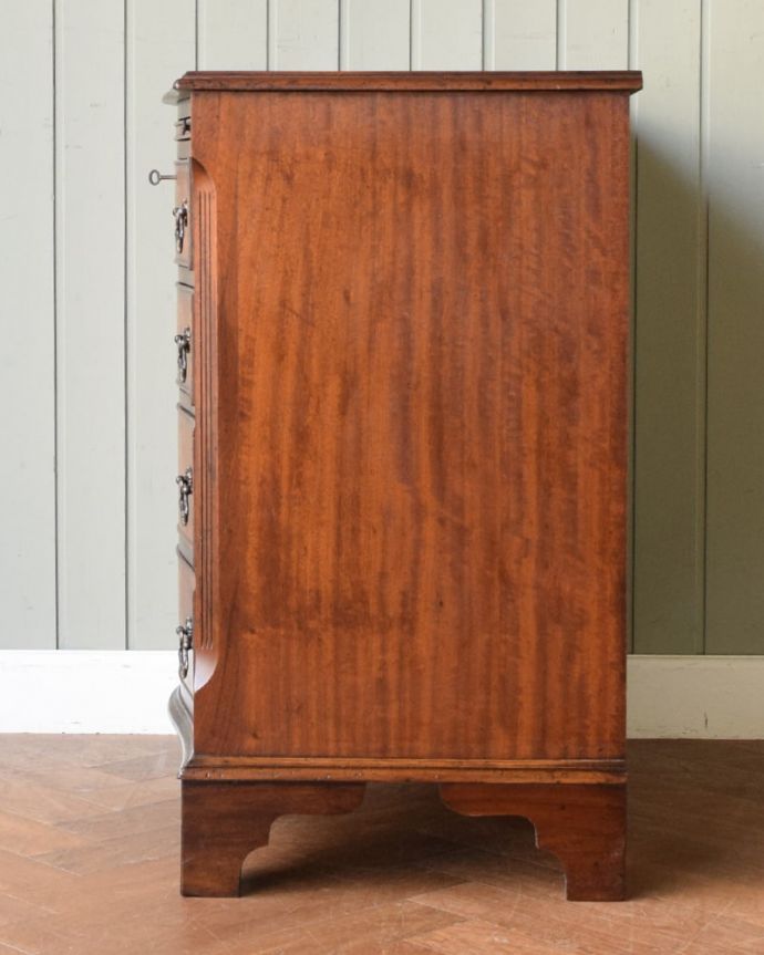 アンティークのチェスト　アンティーク家具　チェスト　横から見てもキレイですもちろん、横顔だってキレイ！どこから見ても絵になります。(q-2294-f)