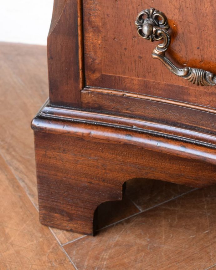 アンティークのチェスト　アンティーク家具　チェスト　女性1人でラクラク運べちゃう仕掛けHandleのアンティークは、脚の裏にフェルトキーパーをお付けしています。(q-2294-f)