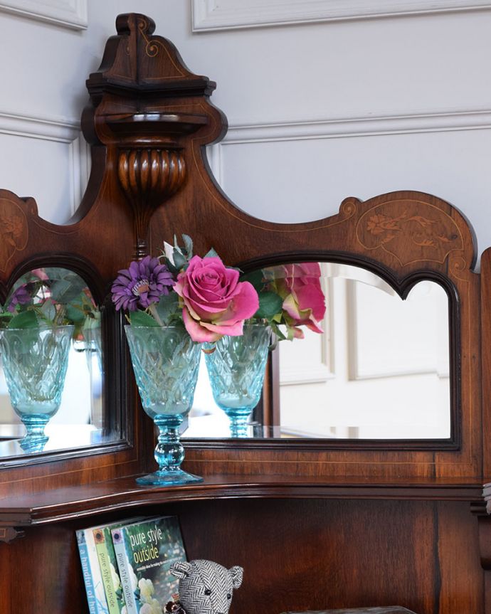 アンティークのキャビネット　アンティーク家具　コーナーシェルフ　美しいデザインが印象的実用性を求めない見せ場を作ってくれるコーナーシェルフは、何より見た目が重要。(q-2295-f)