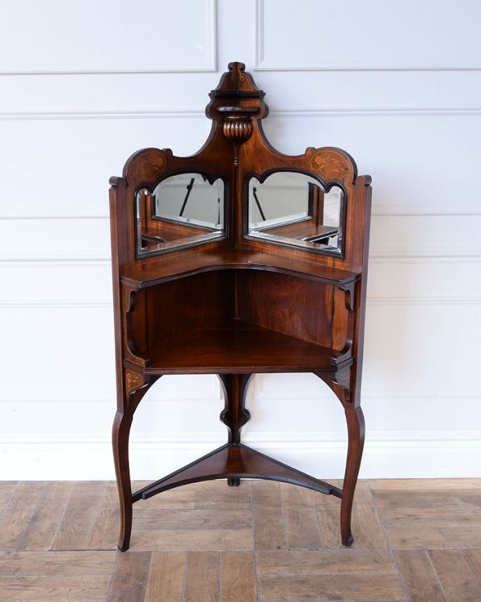 アンティークのキャビネット　アンティーク家具　コーナーシェルフ　キレイに修復したので、安心して使って下さい。(q-2295-f)