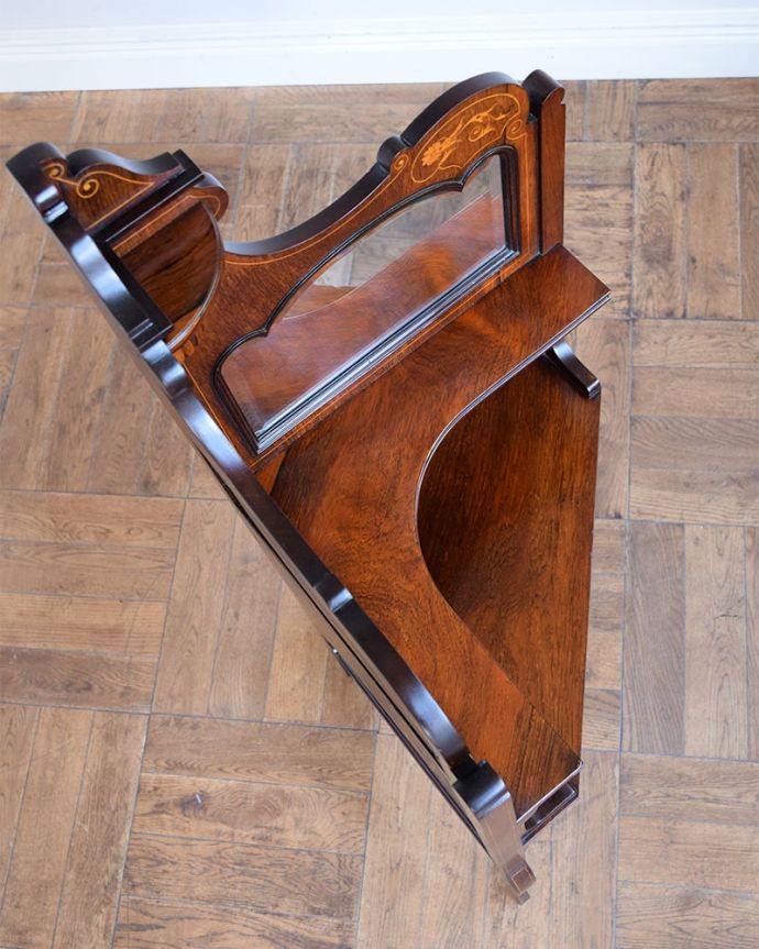 アンティークのキャビネット　アンティーク家具　コーナーシェルフ　上から見ると1/4のお月様が見えますクオータームーン（1/4月型）の天板には、何を置いても素敵に魅せてくれる力があります。(q-2295-f)