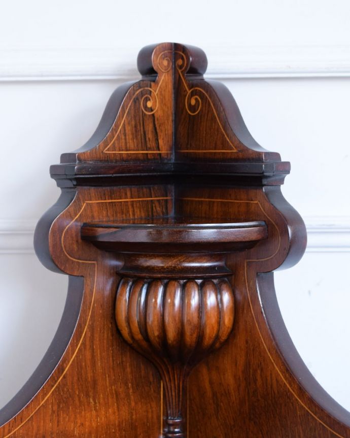 アンティークのキャビネット　アンティーク家具　コーナーシェルフ　いろんな場所にこだわり彫のデザインもいろいろです。(q-2295-f)