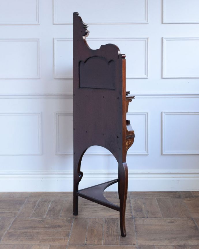 アンティークのキャビネット　アンティーク家具　コーナーシェルフ　どこから見てもキレイです。(q-2295-f)