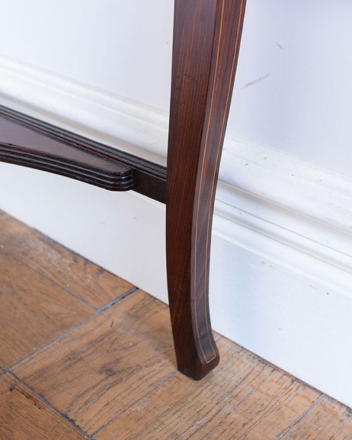 アンティークのキャビネット　アンティーク家具　コーナーシェルフ　持ち上げなくても移動できます！Handleのアンティークは、脚の裏にフェルトキーパーをお付けしていますので、床を滑らせてれば女性1人でも移動が簡単です。(q-2295-f)