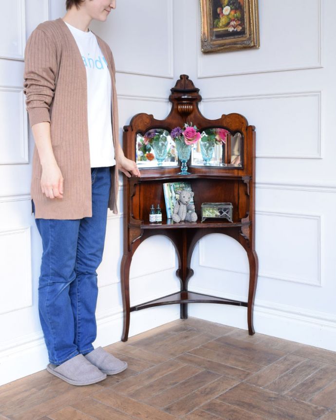 アンティークのキャビネット　アンティーク家具　コーナーシェルフ　角にピタッと付けるだけで出来るおしゃれコーナーお部屋の角に魅せ場を作ってくれるクォータームーン（1/4）のシェルフ。(q-2295-f)