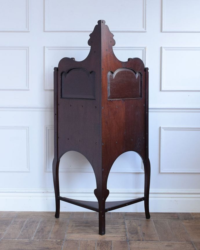 アンティークのキャビネット　アンティーク家具　コーナーシェルフ　後ろ姿にも自信があります。(q-2295-f)