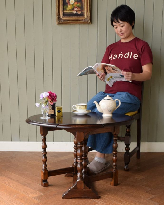 アンティークの折り畳み式テーブル