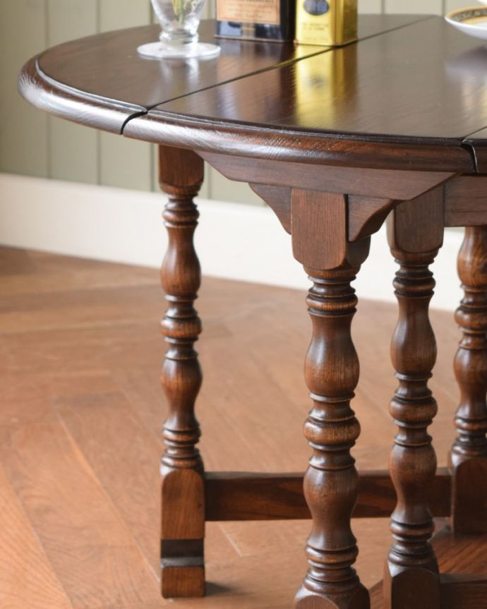 伸長式のおしゃれなアンティークテーブル