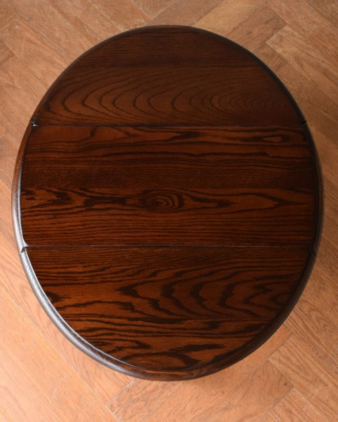 天板を広げた折り畳みテーブル