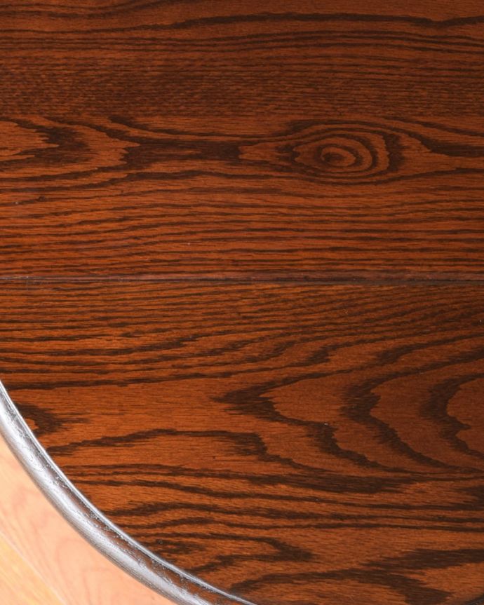 アンティークテーブルらしい木目