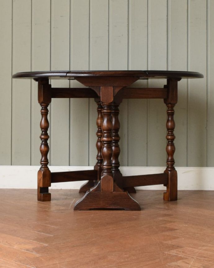 両足を広げた折り畳み式テーブル