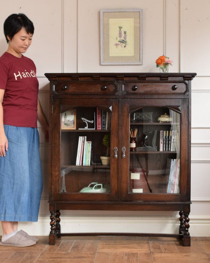アンティークのキャビネット アンティーク家具 ブックケース 英国らしい堂々とした風格のあるガラスキャビネット重厚感ある佇まいで、落ち着いた雰囲気を演出してくれる英国のキャビネット。(q-2298-f)