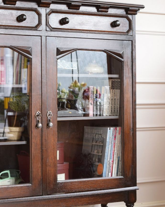 アンティークのキャビネット アンティーク家具 ブックケース ガラス越しに中をのぞいてみると・・・アンティークのガラスを通して中に入っているものを見ると、なんだかちょっと高級に見えるんです。(q-2298-f)