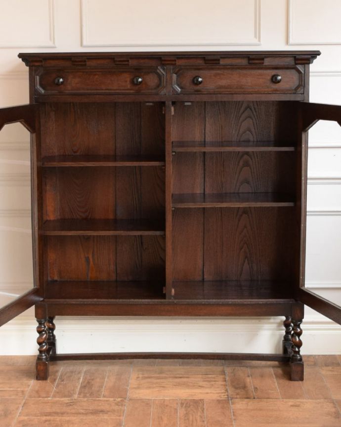 アンティークのキャビネット アンティーク家具 ブックケース 扉を開けると・・・重い本がたっぷり収納できるように頑丈に作られています。(q-2298-f)