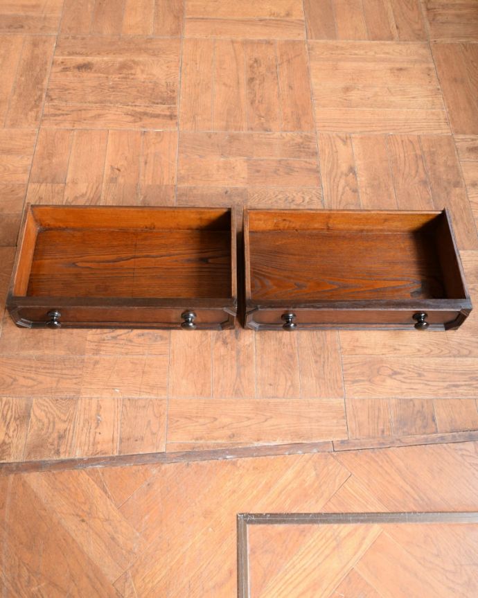 アンティークのキャビネット アンティーク家具 ブックケース 引き出しの中もキレイですもちろん引き出しの中も職人がキレイに修復しました。(q-2298-f)