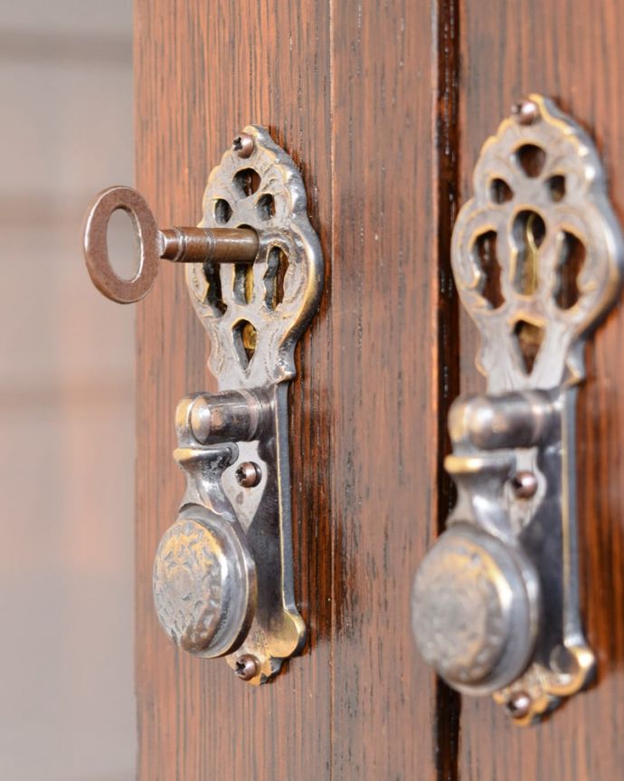 アンティークのキャビネット アンティーク家具 ブックケース 小さなパーツにもこだわり取っ手だけを見ていても現代とは違って良質な素材が使われているのが分かります。(q-2298-f)