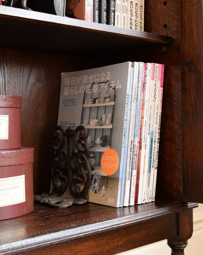 アンティークのキャビネット アンティーク家具 ブックケース しっかり収納できますA4サイズの雑誌までしっかり収納出来ちゃう優れもの。(q-2298-f)