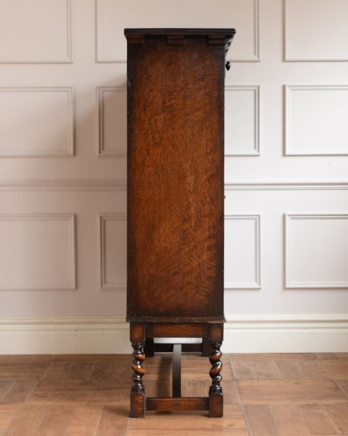 アンティークのキャビネット アンティーク家具 ブックケース 横から見てもステキ横顔だって英国アンティークらしくカッコイイんです。(q-2298-f)