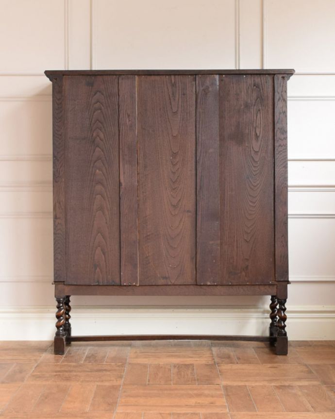 アンティークのキャビネット アンティーク家具 ブックケース 後ろ姿もキレイですアンティークは新品ではないので、もちろん経年変化によるキズはありますが、専門の職人が修復したので後ろ姿にも自信があります。(q-2298-f)