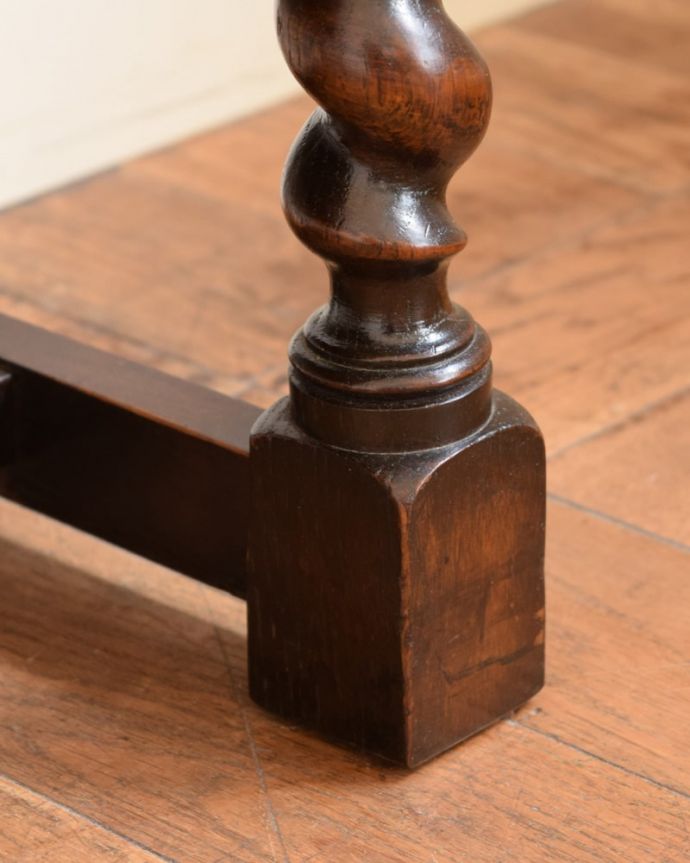 アンティークのキャビネット アンティーク家具 ブックケース 女性1人でラクラク運べちゃう仕掛けHandleのアンティークは、脚の裏にフェルトキーパーをお付けしています。(q-2298-f)