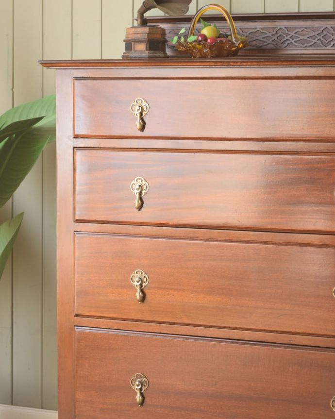 アンティークのチェスト　アンティーク家具　チェスト　素材の良さと職人技が光るデザイン高級アンティークらしいシンプルなデザインは、上質な素材を使っている証拠。(q-2300-f)