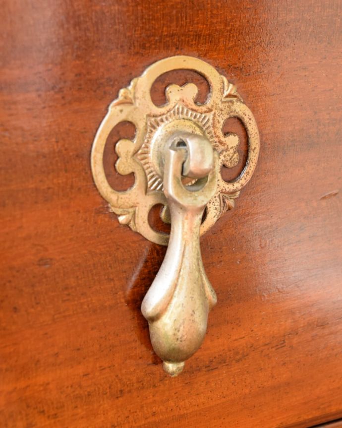 アンティークのチェスト　アンティーク家具　チェスト　手をかけて開ける度に…アンティークらしく高級感がある凝ったデザインの取っ手。(q-2300-f)
