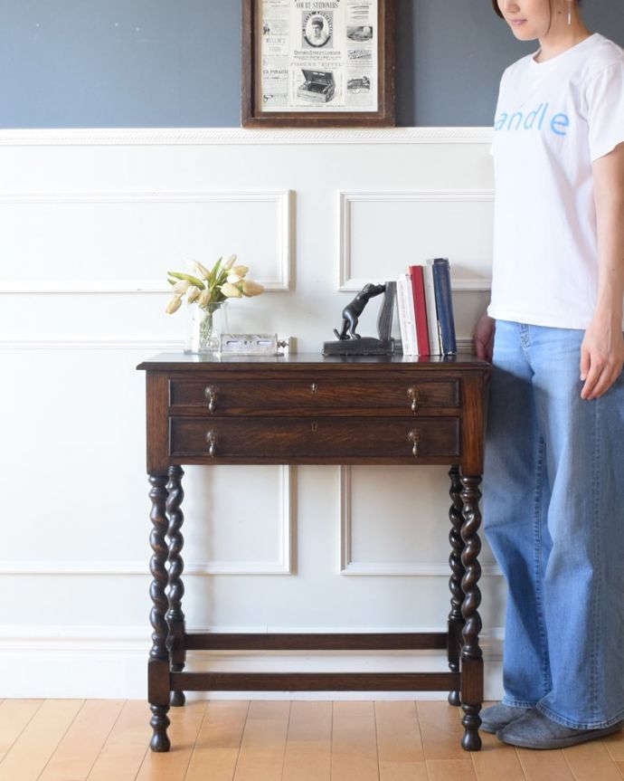 アンティークのテーブル　アンティーク家具　カトラリーチェスト　壁からお部屋を彩ってくれるアンティーク家具コンソールテーブルは見せる場所を作ってくれる最強のアンティーク家具。(q-2301-f)