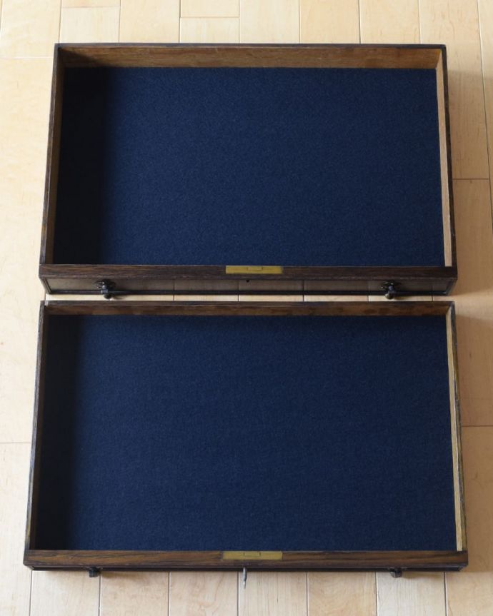 アンティークのテーブル　アンティーク家具　カトラリーチェスト　引き出しの中もキレイですテーブルに付いた引き出しの中も、もちろん職人がキレイに修復しました。(q-2301-f)