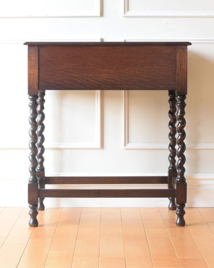 アンティークのテーブル　アンティーク家具　カトラリーチェスト　後ろ姿にも自信がありますアンティークは新品ではないので経年変化によるキズはありますが、専門の職人がしっかり修復したので、後ろから見てもキレイです。(q-2301-f)