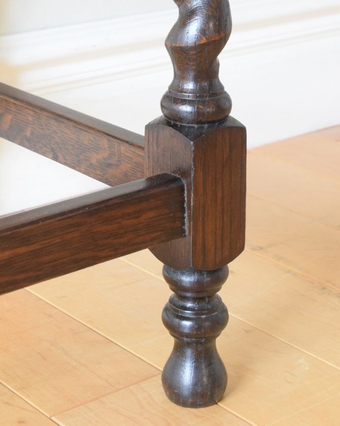 アンティークのテーブル　アンティーク家具　カトラリーチェスト　持ち上げなくても大丈夫！Handleのアンティークは、脚の裏にフェルトキーパーをお付けしています。(q-2301-f)