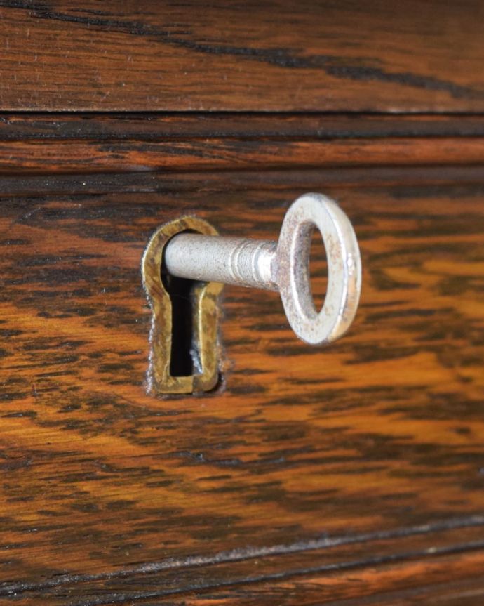 アンティークのテーブル　アンティーク家具　カトラリーチェスト　大切なものも収納出来ますおとぎ話に出てくるような可愛いアンティークの鍵が付いています。(q-2301-f)