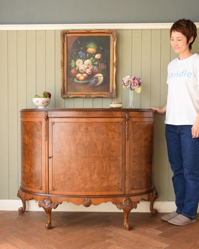 英国アンティークのサイドボード、ウォールナットの杢目が美しい