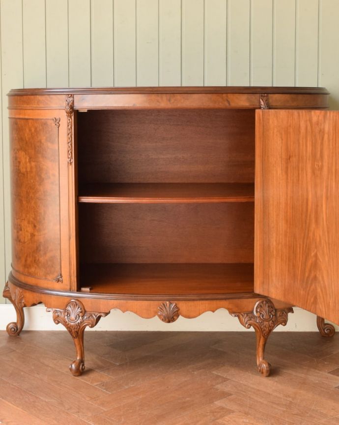 英国アンティークのサイドボード、ウォールナットの杢目が美しい