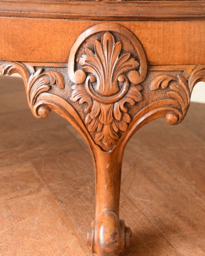 アンティークのキャビネット　アンティーク家具　サイドボード　至る所に繊細な彫いろんな彫のデザインがありますが、個人的に美しいと思える女性らしく優雅なデザインを選んできました。(q-2302-f)
