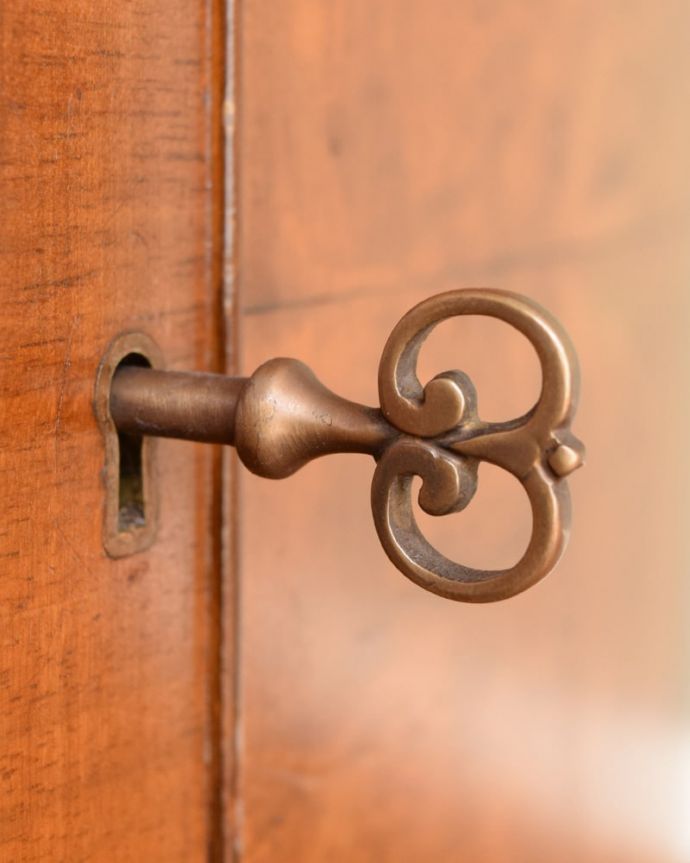 アンティークのキャビネット　アンティーク家具　サイドボード　小さなパーツにもこだわりが取っ手だけを見ても現代の家具より質感がいいのがわかります。(q-2302-f)