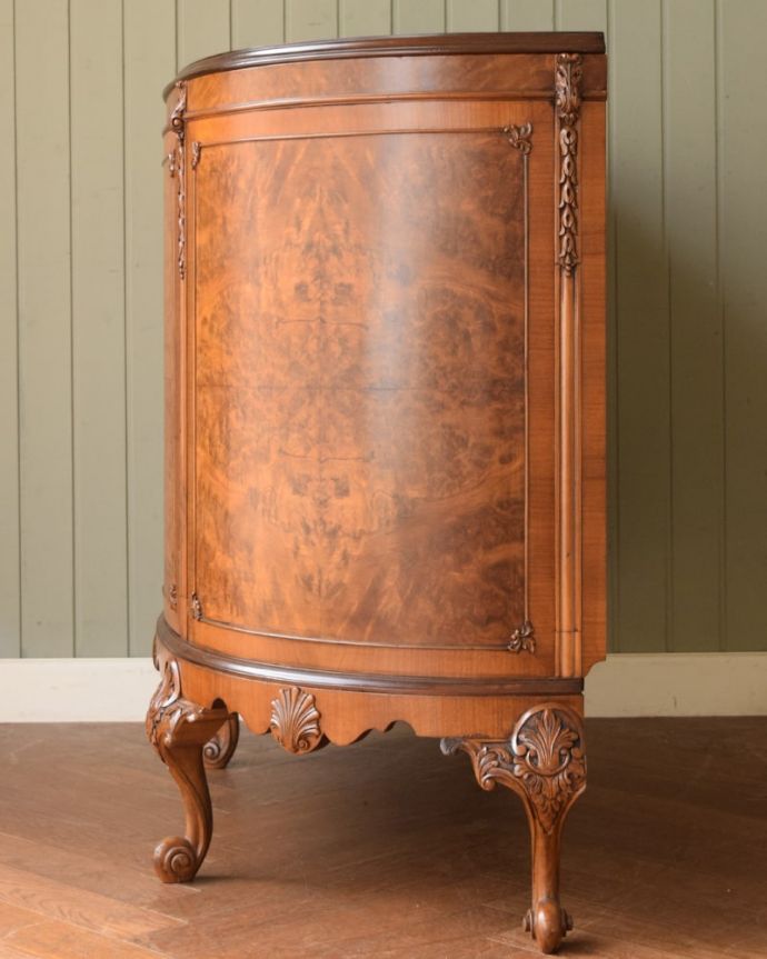 英国アンティークのサイドボード、ウォールナットの杢目が美しい