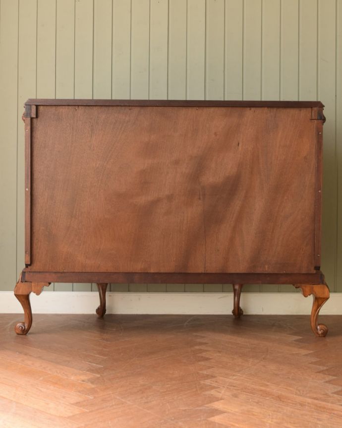英国アンティークのサイドボード、ウォールナットの杢目が美しい