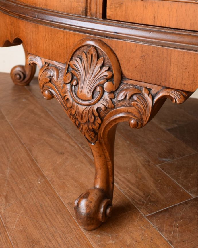 英国アンティークのサイドボード、ウォールナットの杢目が美しい