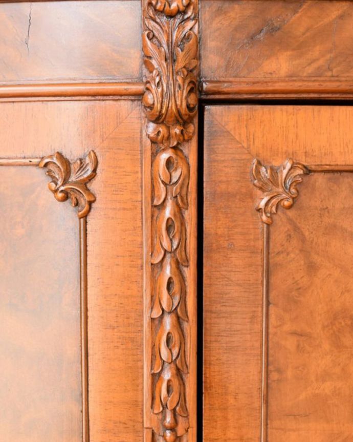 アンティークのキャビネット　アンティーク家具　英国アンティークのサイドボード、杢目が美しいイギリスのキャビネット　惚れ惚れするような美しさとっても堅い無垢材に一体どうやって彫っていったんでしょう？アンティークらしく細かい彫りを眺めているだけでうっとりしてしまいます。(q-2302-f)