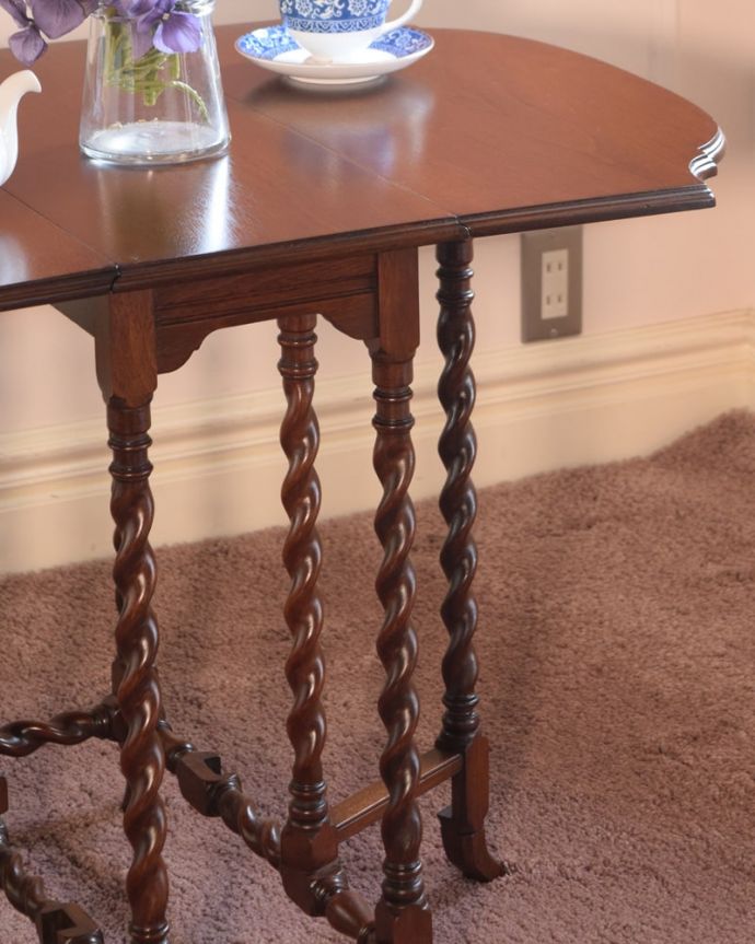 伸長式のおしゃれなアンティークテーブル