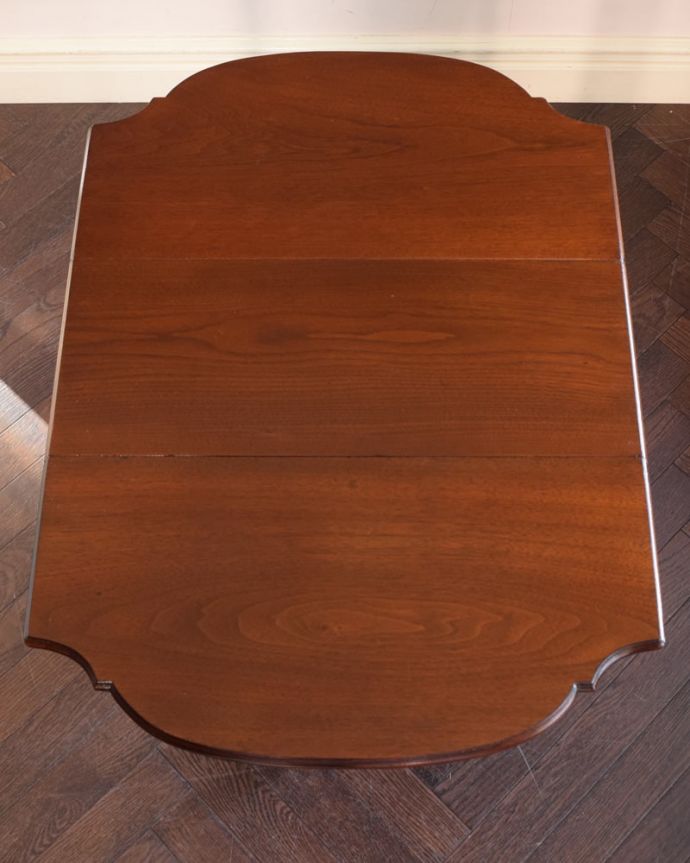 天板を広げた折り畳みテーブル