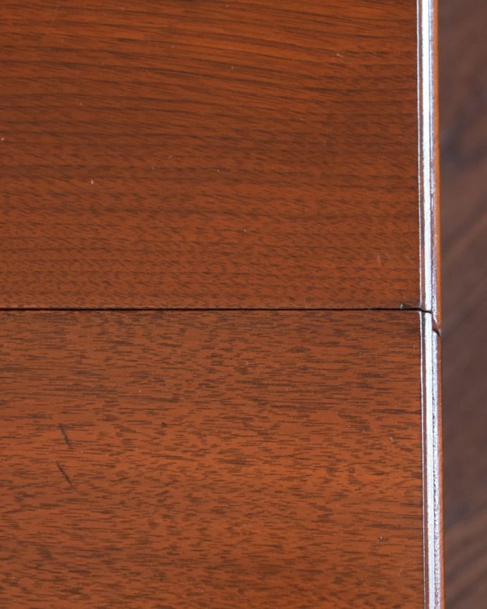 アンティークテーブルらしい木目