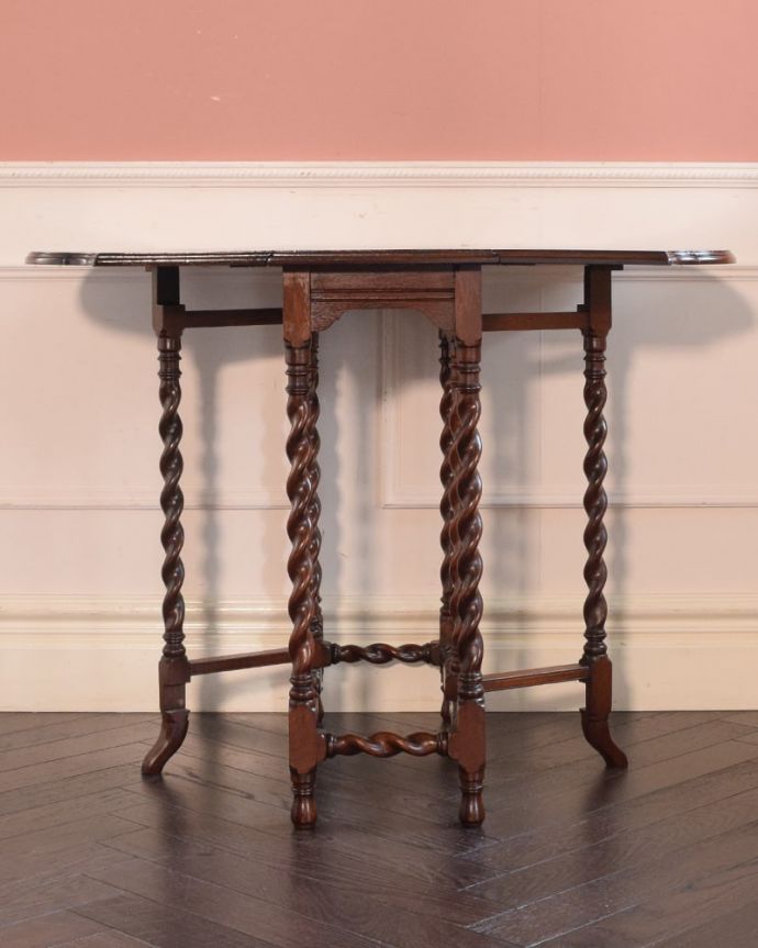 両足を広げた折り畳み式テーブル