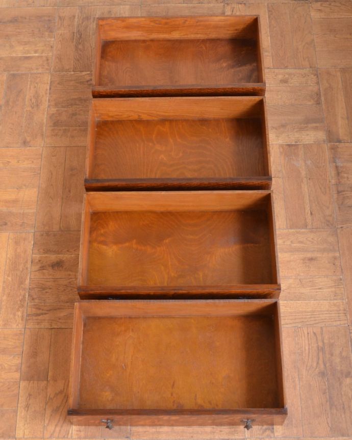 アンティークチェストの引き出しの中