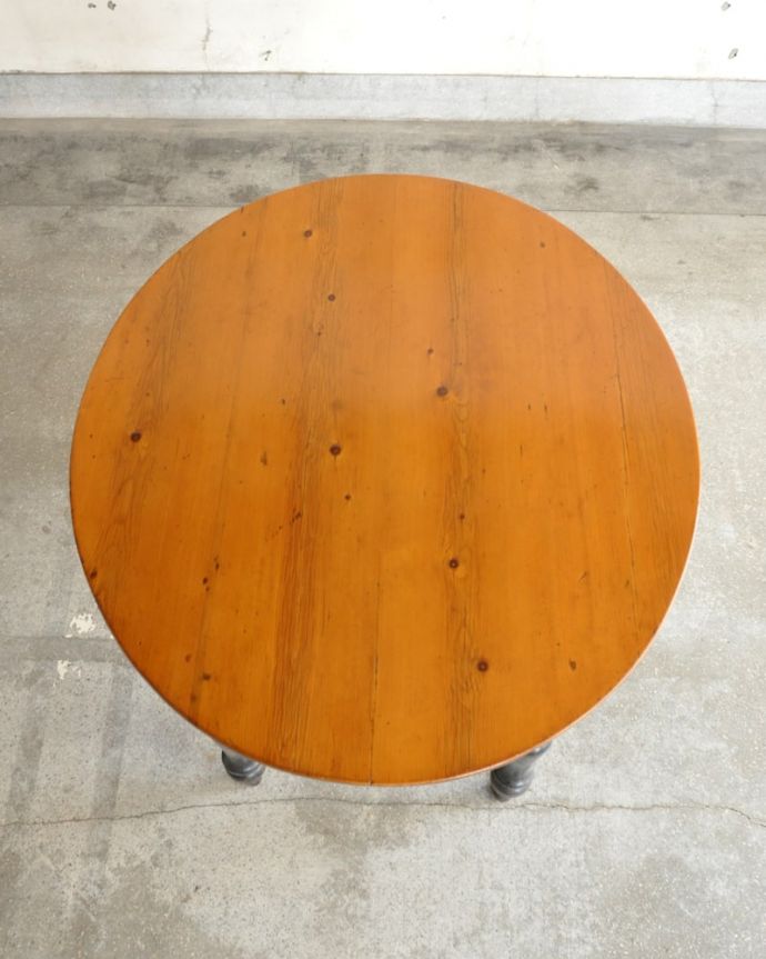 アンティークのテーブル　アンティーク家具　オーバルテーブル　天板もキレイに修復しましたテーブルの主役はやっぱり天板。(q-2305-f)