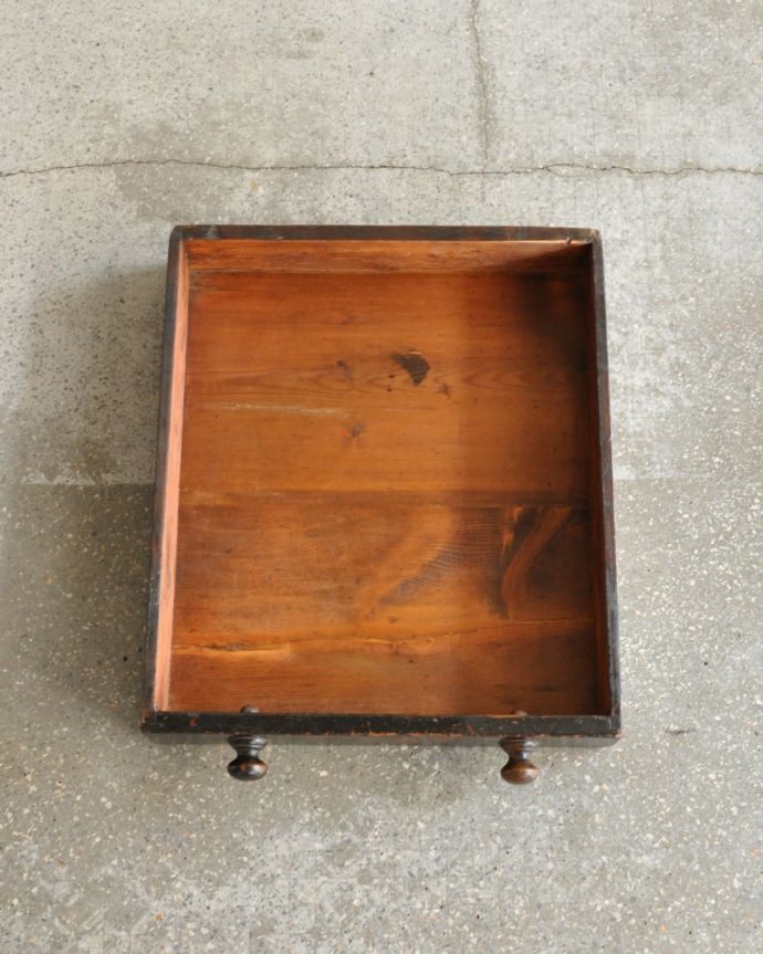 アンティークのテーブル　アンティーク家具　オーバルテーブル　引き出しの中もキレイですテーブルに付いた引き出しの中も、もちろん職人がキレイに修復しました。(q-2305-f)