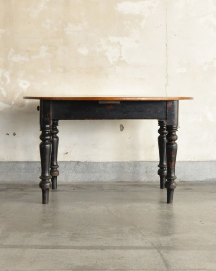 アンティークのテーブル　アンティーク家具　オーバルテーブル　横から見てみると･･･テーブルを横から見るとこんな感じ。(q-2305-f)