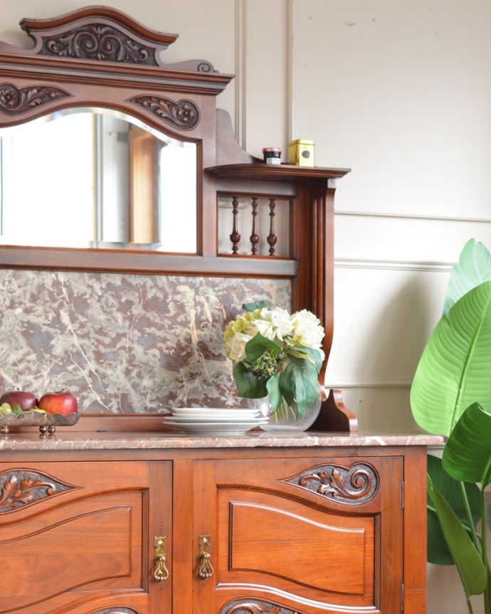 アンティークのキャビネット アンティーク家具 ウォッシュスタンド タイルと天然大理石の美しいコラボ洗面器を置いて顔や手を洗う用に使っていた家具には、水が弾いてもいいようにタイルと天然大理石の贅沢な素材が使われています。(q-2307-f)