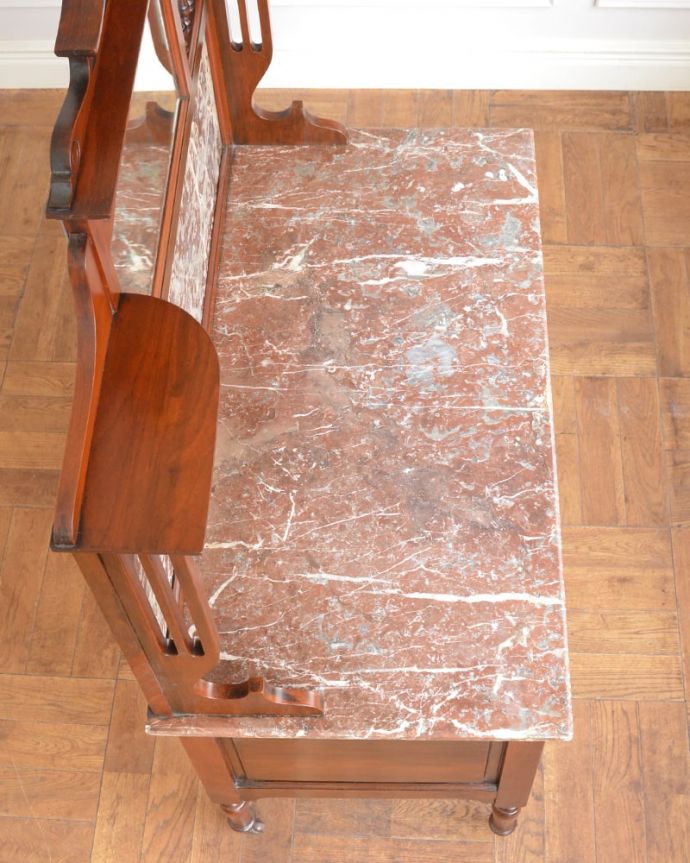 アンティークのキャビネット アンティーク家具 ウォッシュスタンド ここにも大理石水が飛び散らないように作られた立ち上がりも大理石です。(q-2307-f)